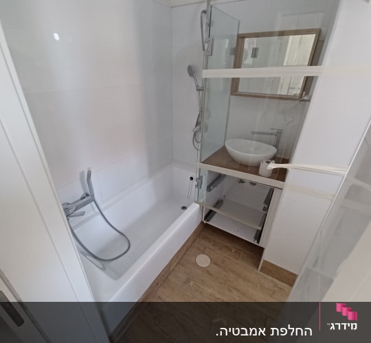 חדר אמבטיה עם אמבטיה, מקלחון וכיור